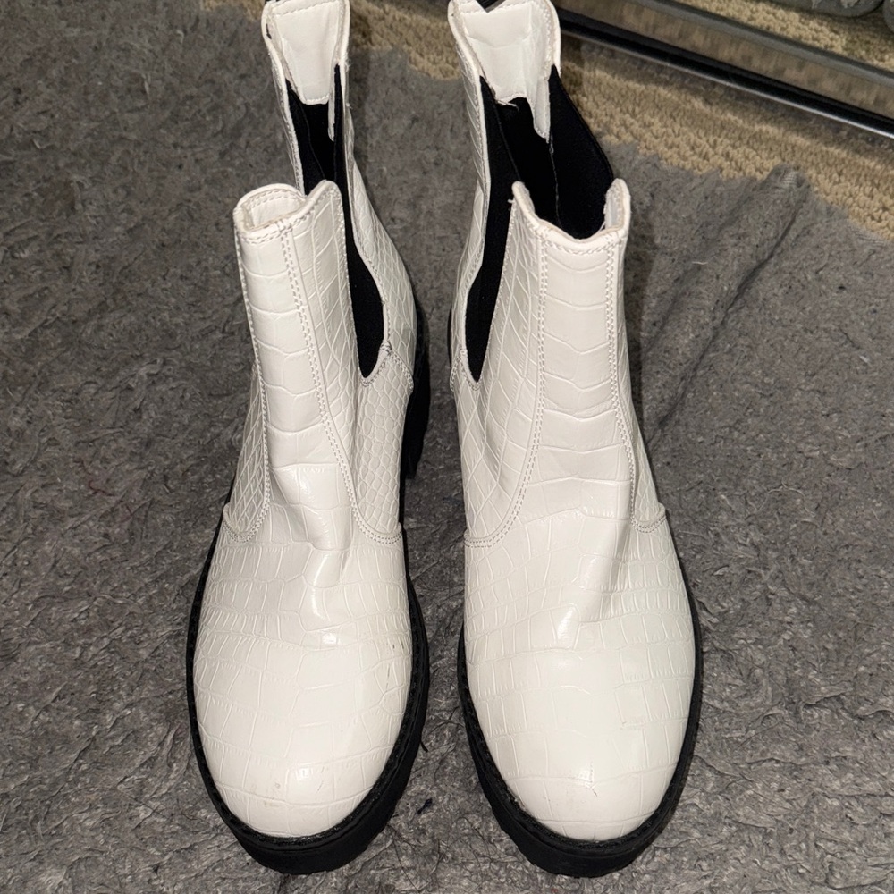 WHITE BOOTIES
